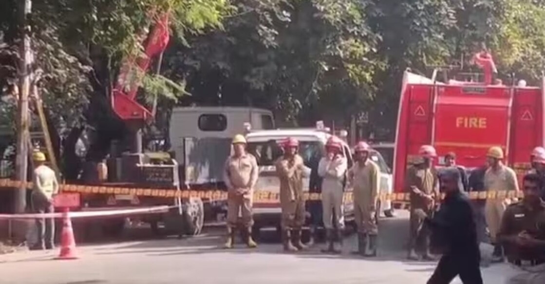 ഡൽഹിയിൽ സ്ഫോടനം നടന്ന സ്ഥലം പരിശോധിക്കുന്നവർ (Photo: PTI Video)
