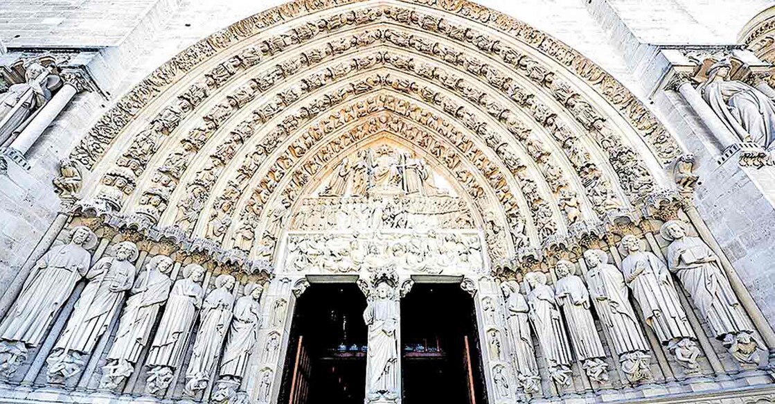 cathedral നവീകരിച്ച നോത്രദാം കത്തീഡ്രലിന്റെ കവാടം.