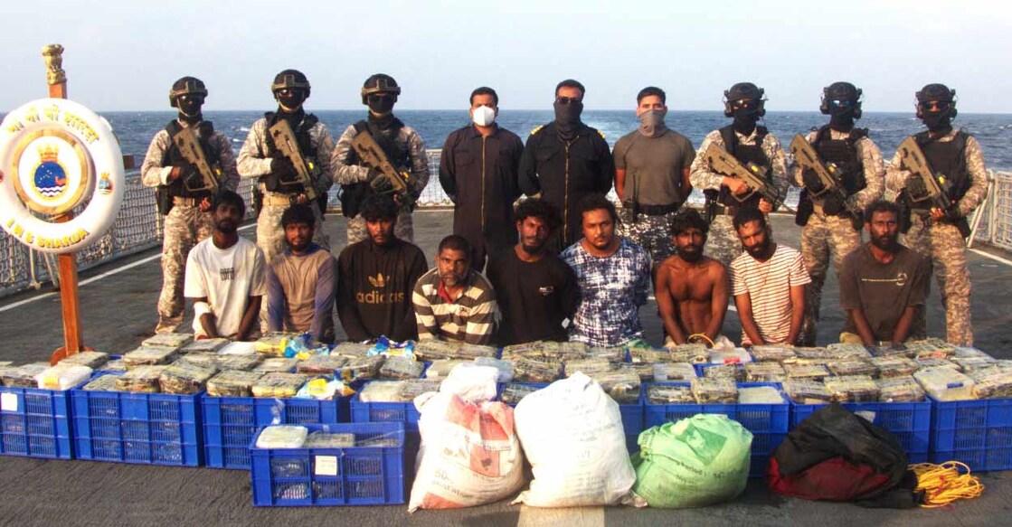 drug-seized ഇന്ത്യൻ നാവിക േസന നടത്തിയ ഓപ്പറേഷനില് 500 കിലോഗ്രാം ക്രിസ്റ്റൽ മെത്താംഫെറ്റാമൈൻ പിടികൂടി. നാവികസേനാംഗങ്ങൾ ബോട്ടുകളിലെത്തി ലഹരി മരുന്ന് കടത്തുകാരെ കീഴടക്കുകയും ബോട്ട് പിടിച്ചെടുക്കുകയുമായിരുന്നു
