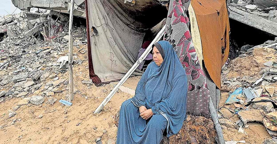 gaza-attack ഗാസയിൽ ഇസ്രയേൽ ആക്രമണത്തിൽ തകർന്ന വീടിനുമുന്നിലിരിക്കുന്ന സ്ത്രീ. ചിത്രം: റോയിട്ടേഴ്സ്