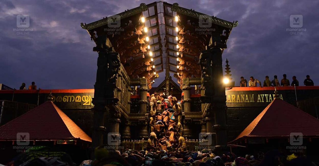 മേഘച്ചാർത്ത്...
എല്ലാ ദുഃഖങ്ങളും തീർക്കുന്ന ശബരിമലയിലെ ശക്തി ചൈതന്യത്തിന് അസ്തമയ സൂര്യൻ നിറമാല ചാർത്തിയ വേളയിൽ പതിനെട്ടാംപടി കയറുന്ന തീർഥാടകർ. ചിത്രം: ഹരിലാൽ • മനോരമ