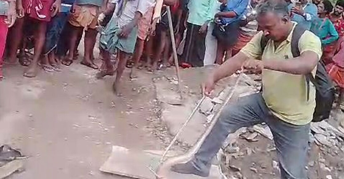 സന്നിധാനത്ത് നിന്ന് പിടികൂടിയ പാമ്പ്. Image Credit: Special Arrangement