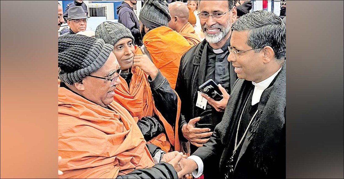 world-interfaith-conference-in-vatican വത്തിക്കാൻ മ്യൂസിയത്തിലെത്തിയ സ്വാമി സച്ചിദാനന്ദയെ (ഇടത്) ആർച്ച് ബിഷപ് മാർ ജോർജ് ജേക്കബ് കൂവക്കാടിന്റെ നേതൃത്വത്തിൽ സ്വീകരിക്കുന്നു. ഫാ. ഡേവിസ് ചിറമ്മൽ സമീപം (വലത്തുനിന്നു രണ്ടാമത്).