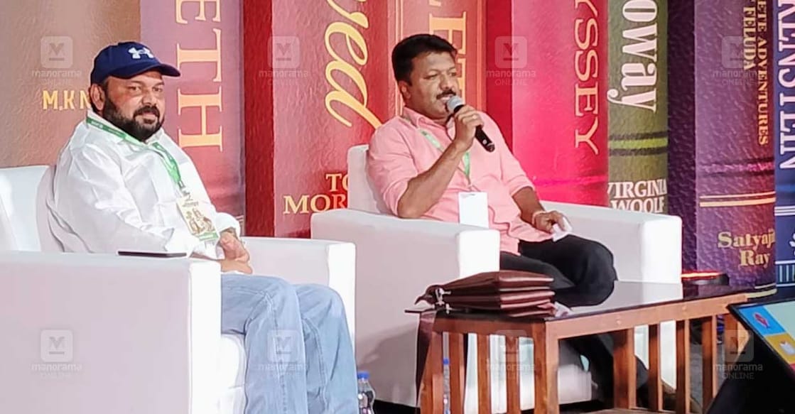 Santhosh George Kulangara Manorama Hortus മലയാള മനോരമ ഹോർത്തൂസിൽ ‘ലോകസഞ്ചാര പാഠങ്ങൾ’ എന്ന സംവാദത്തിൽ സന്തോഷ് ജോർജ് കുളങ്ങര. മോഡറേറ്റർ മലയാള മനോരമ കോട്ടയം ബ്യൂറോ ചീഫ് രാജു മാത്യു സമീപം. ചിത്രം മനോരമ