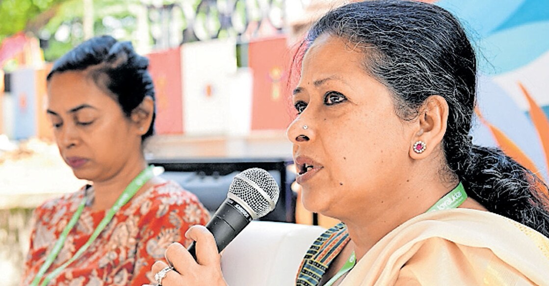 ഷര്‍മിഷ്ഠ മുഖര്‍ജി, നന്ദിനി രാംനാഥ് എന്നിവര്‍ വേദിയില്‍