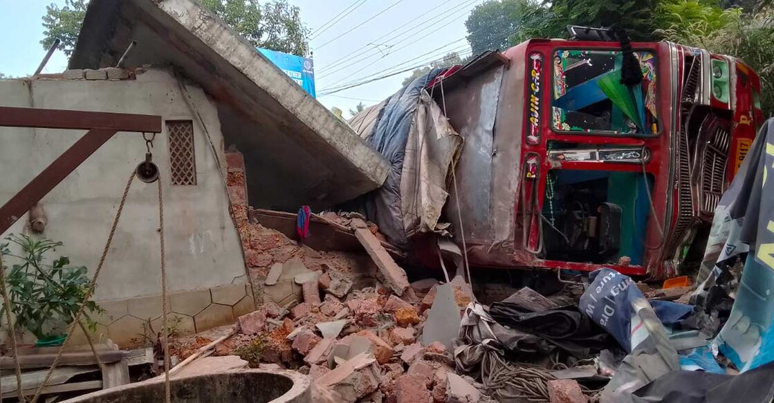 lorry-accident പന്തളത്ത് വീടിനു മുകളിലേക്ക് ലോറി മറിഞ്ഞ് ഉണ്ടായ അപകടം.(Photo:Special Arrangement)