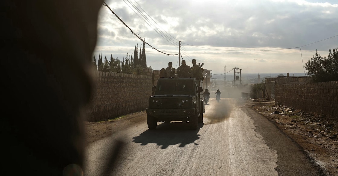 syria--Hayat-Tahrir-al-Sham സിറിയയുടെ വടക്കൻ പ്രവിശ്യയായ അലപ്പോയിലെ അതാരിബ് പട്ടണത്തിന്റെ കിഴക്കൻ പ്രാന്തപ്രദേശങ്ങളിൽ സൈനിക വാഹനം ഓടിക്കുന്ന ഹയാത്ത് തഹ്രീർ അൽ-ഷാമിന്റെ പോരാളികൾ (Photo by Abdulaziz KETAZ / AFP)