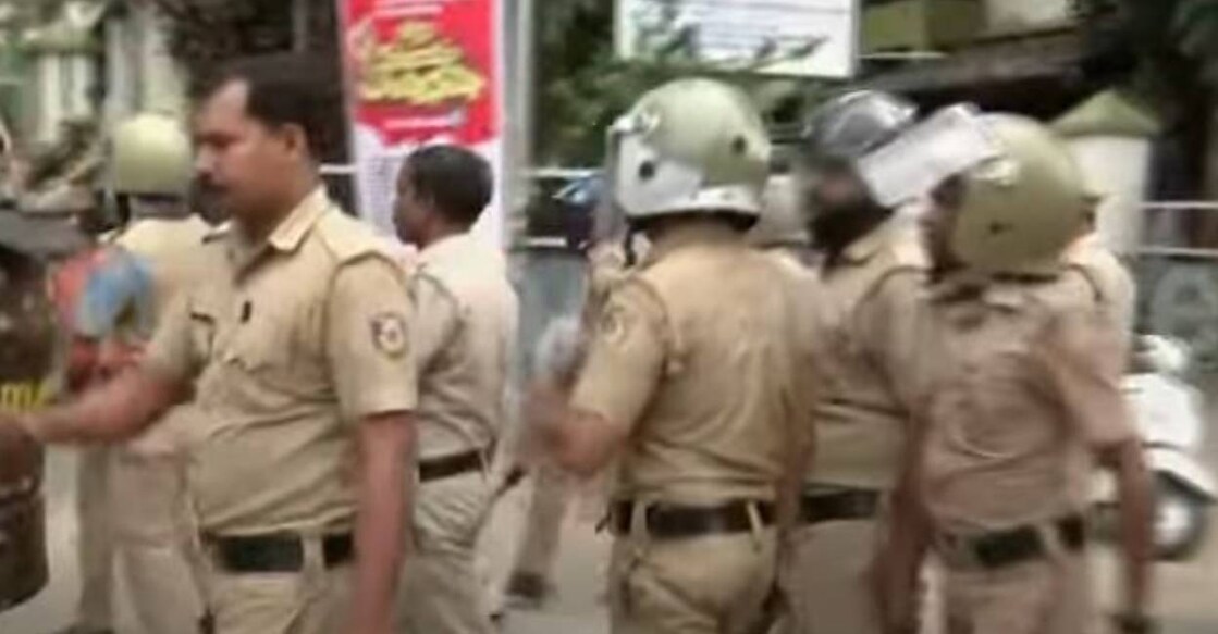 വയനാട് യൂത്ത് കോൺഗ്രസ് പ്രവർത്തകർ നടത്തിയ മാർച്ച് സംഘർഷത്തിൽ കലാശിച്ചപ്പോൾ (Photo:Screengrab/ Manorama News)