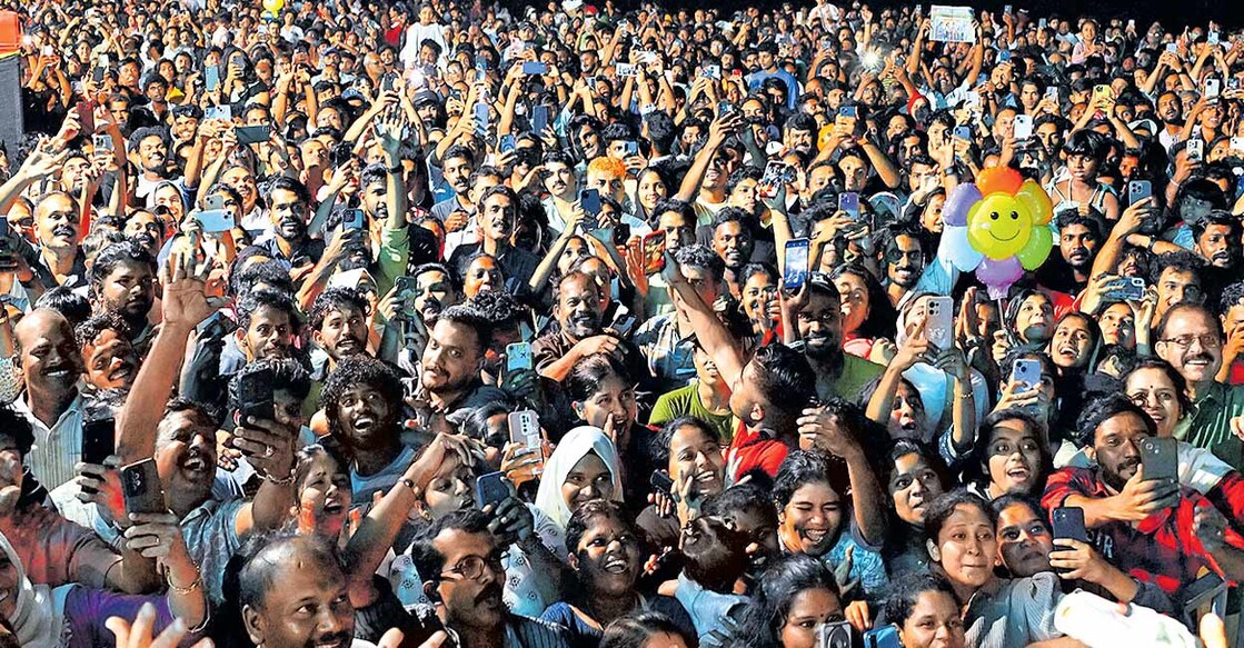 മലയാള മനോരമ കോഴിക്കോട് കടപ്പുറത്ത് സംഘടിപ്പിച്ച ഹോർത്തൂസ് കലാസാഹിത്യോത്സവ വേദിയിൽ ഇന്നലെ വൈകിട്ടെത്തിയ ജനക്കൂട്ടം. ചിത്രം:മനോരമ