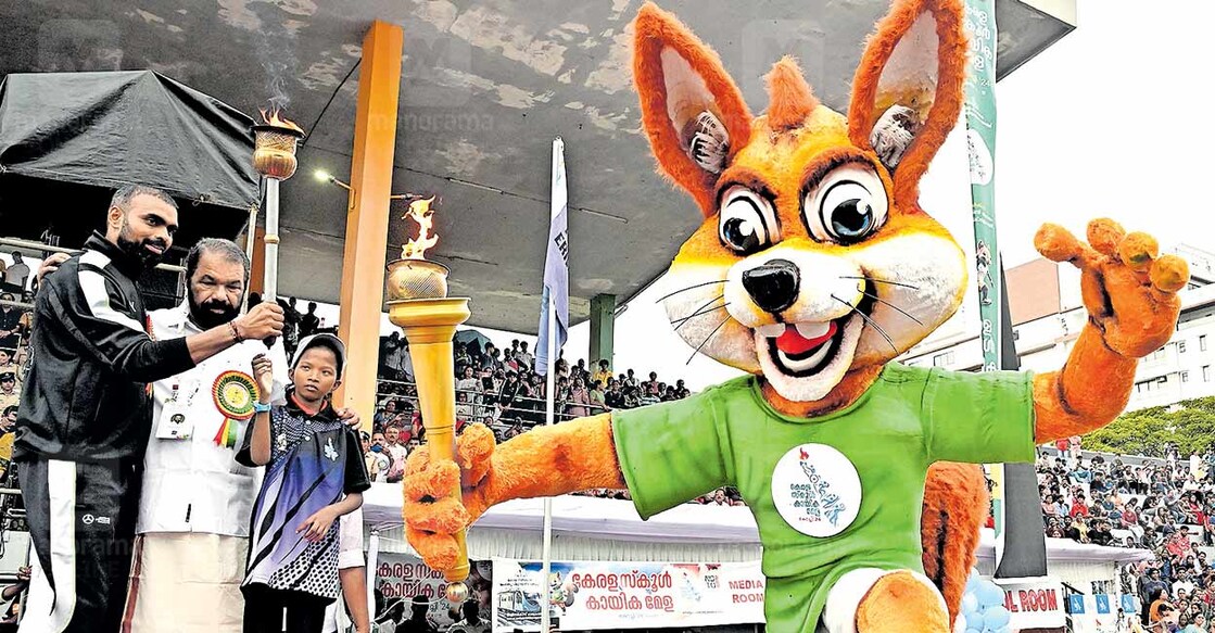 ‘വെളിച്ചം തെളിച്ച്’ കൊച്ചിയിൽ സംസ്ഥാന സ്കൂൾ കായികമേളയുടെ ഉദ്ഘാടനച്ചടങ്ങിൽ ഒളിംപ്യൻ പി.ആർ.ശ്രീജേഷും മന്ത്രി 
വി.ശിവൻകുട്ടിയും ഫോർട്ട് കൊച്ചി വെളിമൈതാനം ഇഎംജിഎച്ച്എസ്സിലെ വിദ്യാർഥിനി ശ്രീലക്ഷ്മിയും ചേർന്നു ദീപശിഖ തെളിക്കുന്നു. 
ചിത്രം: മനോരമ