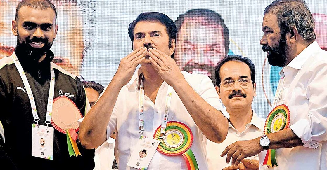 സാംസ്കാരിക പരിപാടി ഉദ്ഘാടനം ചെയ്ത് മടങ്ങുന്നതിനിടെ നടൻ മമ്മൂട്ടി കുട്ടികൾക്കു ഫ്ലയിങ് കിസ് നൽകുന്നു. പി.ആർ.ശ്രീജേഷ്, മന്ത്രി വി.ശിവൻകുട്ടി തുടങ്ങിയവർ സമീപം. 