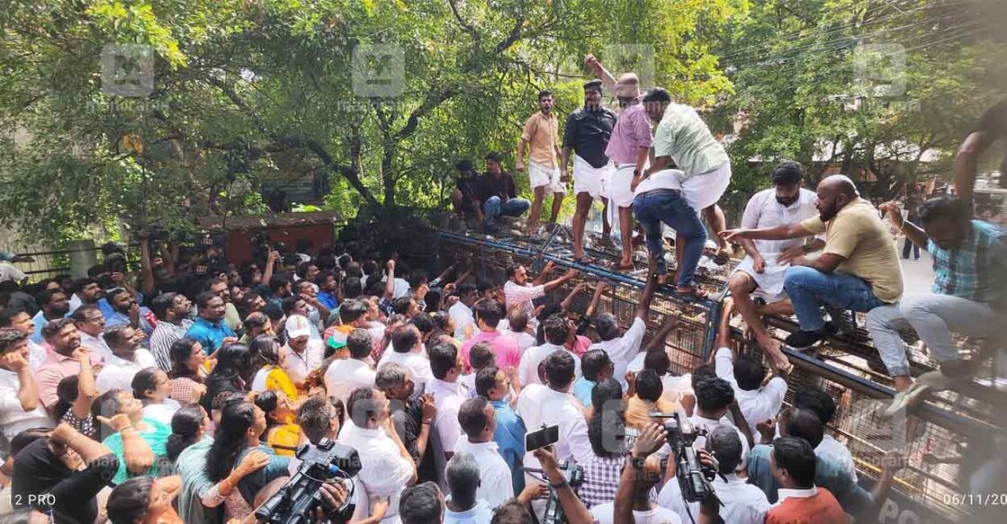 കോൺഗ്രസ് എസ്പി ഓഫിസിലേക്ക് നടത്തിയ പ്രതിഷേധ മാർച്ച്; ചിത്രം: ഗിബി സാം / മനോരമ