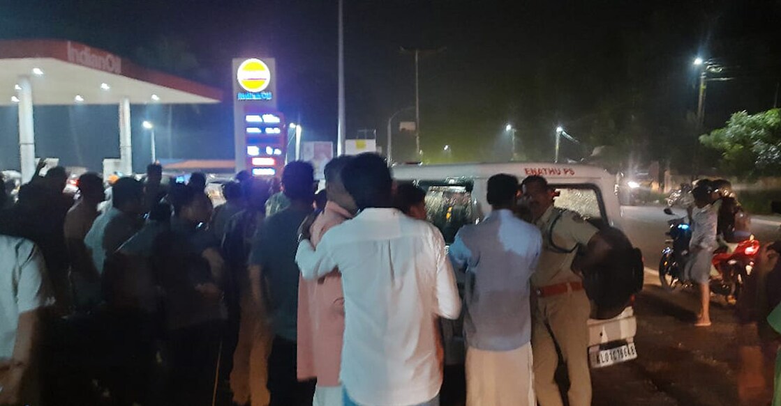 പത്തനംതിട്ട ഏനാത്ത് അക്രമിയെ യുവതി പിടികൂടിയതറഞ്ഞ് ജനക്കൂട്ടം (Photo : Special arrangement)