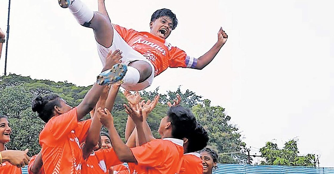 
സീനിയർ വിഭാഗം പെൺകുട്ടികളുടെ ഫുട്ബോൾ മത്സരത്തിൽ വിജയികളായ കണ്ണൂർ ടീം, ക്യാപ്റ്റൻ ഷിൽജി ഷാജിയെ എടുത്തുയർത്തി ആഹ്ലാദം പങ്കിടുന്നു. 