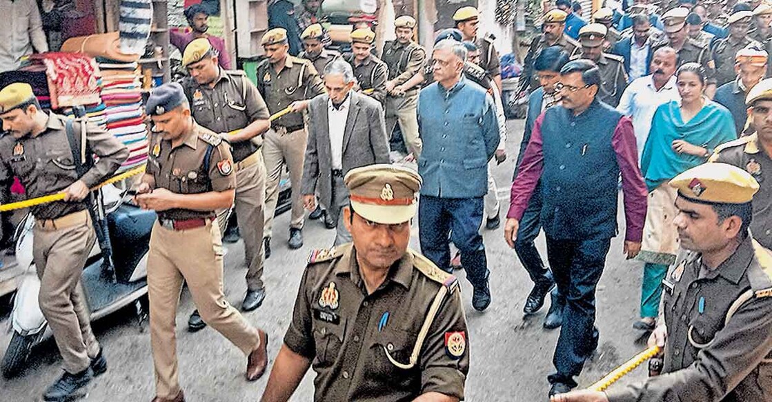 uttar-pradesh യുപിയിലെ സംഭലിൽ സംഘർഷമുണ്ടായ ഷാഹി ജുമാ മസ്ജിദും പരിസരവും ജുഡീഷ്യൽ കമ്മിഷൻ അംഗങ്ങൾ സന്ദർശിക്കാനെത്തിയപ്പോൾ.