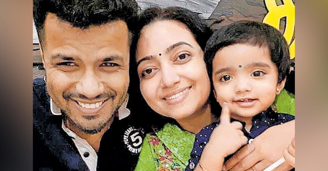 balabhaskar-family ബാലഭാസ്കർ ഭാര്യ ലക്ഷ്മിക്കും മകൾ തേജസ്വിനിക്കുമൊപ്പം.(മനോരമ ആർക്കൈവ്സ്)