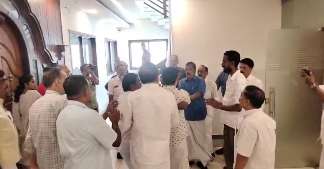 kjayarajan-payyannur മാടായി കോളജിലെ ബന്ധു നിയമന വിവാദത്തെച്ചൊല്ലി പയ്യന്നൂർ ബ്ലോക്ക് കോൺഗ്രസ് പ്രസിഡന്റിന് നേരെ കയ്യേറ്റ ശ്രമമുണ്ടായപ്പോൾ