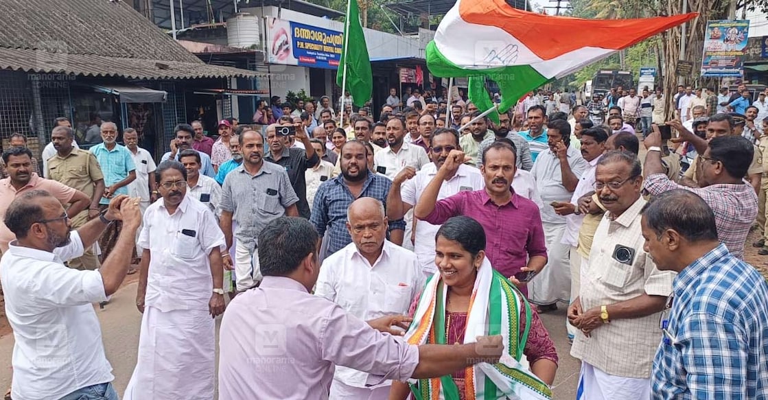 kollam-panchayath-by-election-udf-1112 കൊല്ലം തേവലക്കര ഗ്രാമപ്പഞ്ചായത്തിൽ 22-ാം വാർഡിലേക്ക് നടന്ന ഉപതിരഞ്ഞെടുപ്പിൽ വിജയിച്ച യുഡിഎഫ് സ്ഥാനാർഥി ബിസ്മി അനസ്