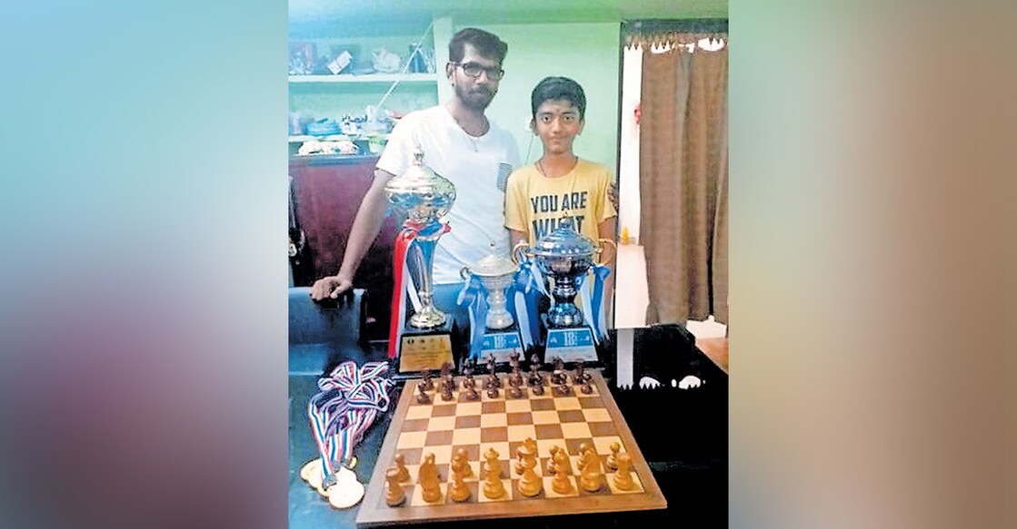 Gukeshwithcoach പരിശീലകൻ വിജയ് ആനന്ദിനൊപ്പം ഗുകേഷ് (ഫയൽ).