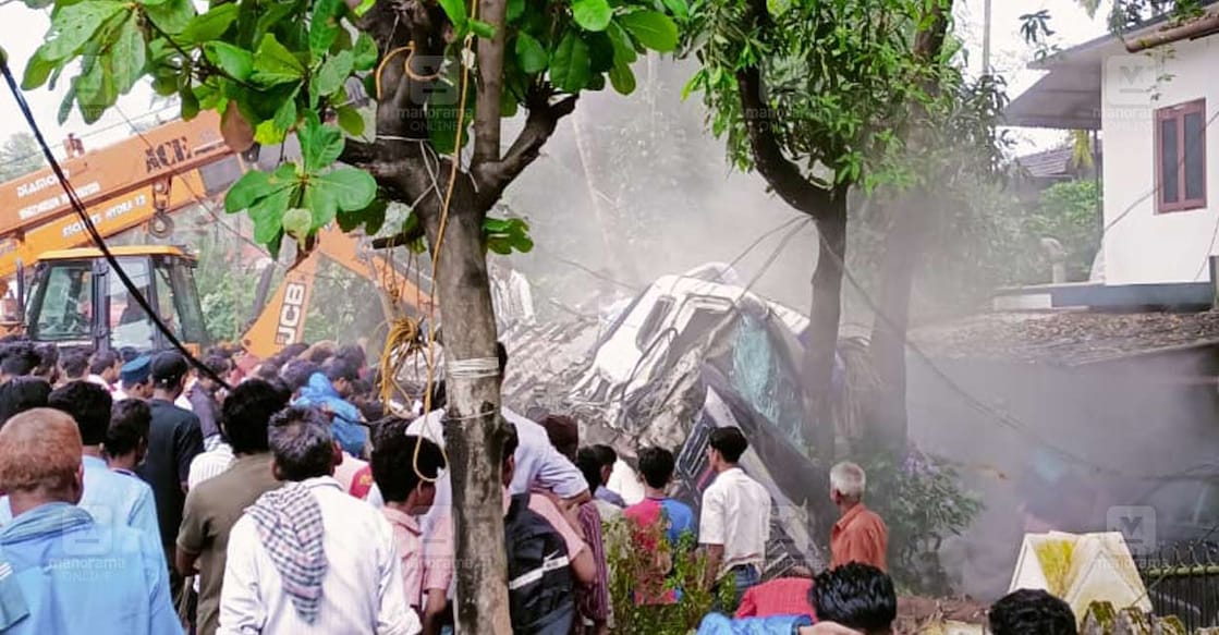 പാലക്കാട്ട് സ്കൂൾ വിദ്യാർഥിനികൾക്കിടയിലേക്കു പാഞ്ഞുകയറി മറിഞ്ഞ ലോറി ഉയർത്താനുള്ള ശ്രമം. ചിത്രം: മനോരമ