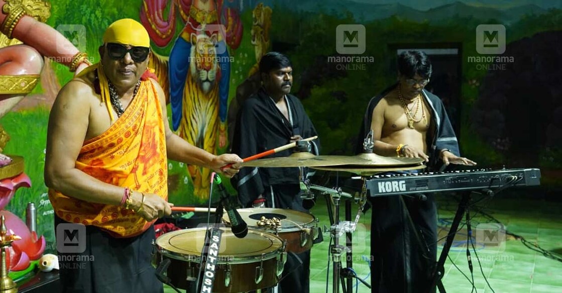 ശിവമണി ശബരിമലയിൽ സംഗീതാർച്ചന നടത്തുന്നു ദേവദാസ് , പ്രകാശ് ഉള്യേരി സമീപം