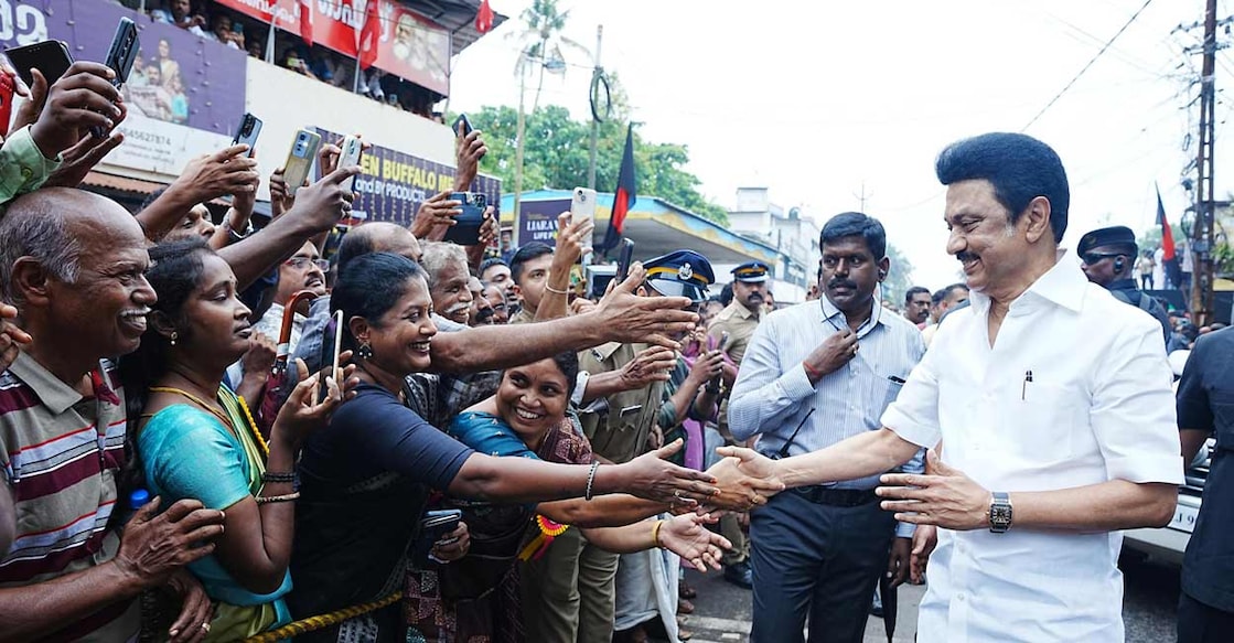 thantai-periyar-memorial-function തന്തൈ പെരിയാർ വൈക്കം സമരത്തിൽ പങ്കെടുത്തതിന്റെ നൂറാം വാർഷിക ആഘോഷങ്ങളുടെ സമാപന സമ്മേളനം ഉദ്ഘാടനം ചെയ്യാനെത്തിയ തമിഴ്നാട് മുഖ്യമന്ത്രി എം കെ സ്റ്റാലിൻ തന്നെ കാത്തുനിന്നവർക്ക് കൈകൊടുക്കുന്നു (Photo Special Arrangement)