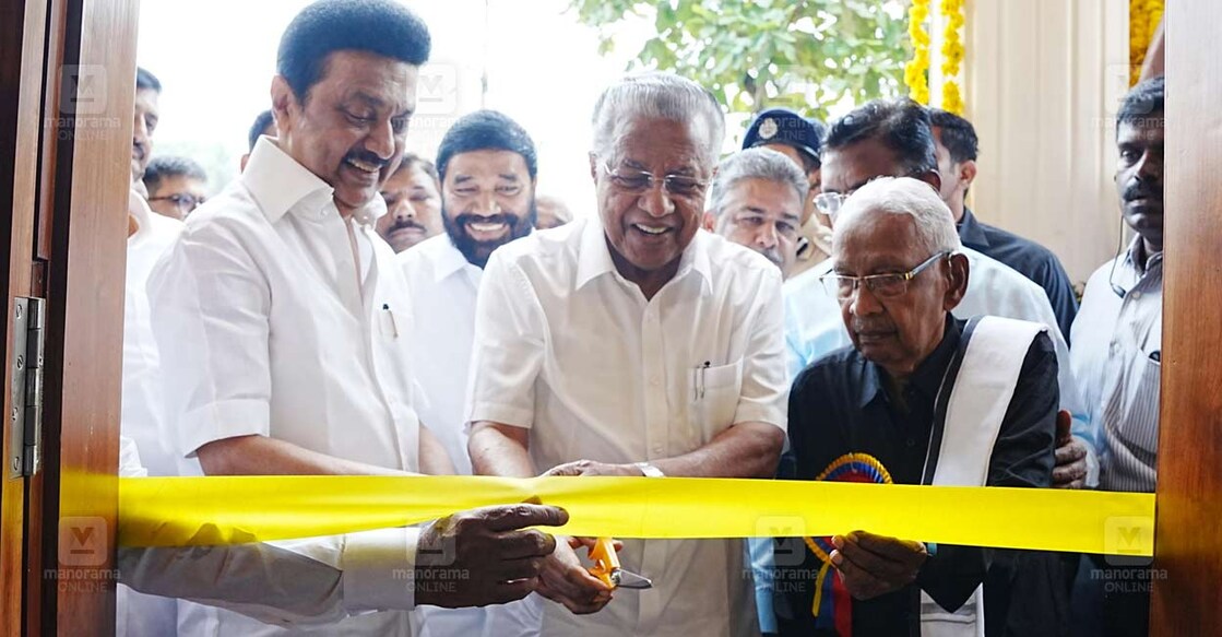 thanthai-periyar-memorial--mk-stalin-pinarayi-vijayan-121201 നവീകരിച്ച തന്തൈ പെരിയാർ സ്മാരകത്തിന്റെ ഉദ്ഘാടനം തമിഴ്നാട് മുഖ്യമന്ത്രി എം.കെ.സ്റ്റാലിനും കേരള മുഖ്യമന്ത്രി പിണറായി വിജയനും ചേർന്ന നിർവ്വഹിക്കുന്നു. ചിത്രം: പിആർഡി