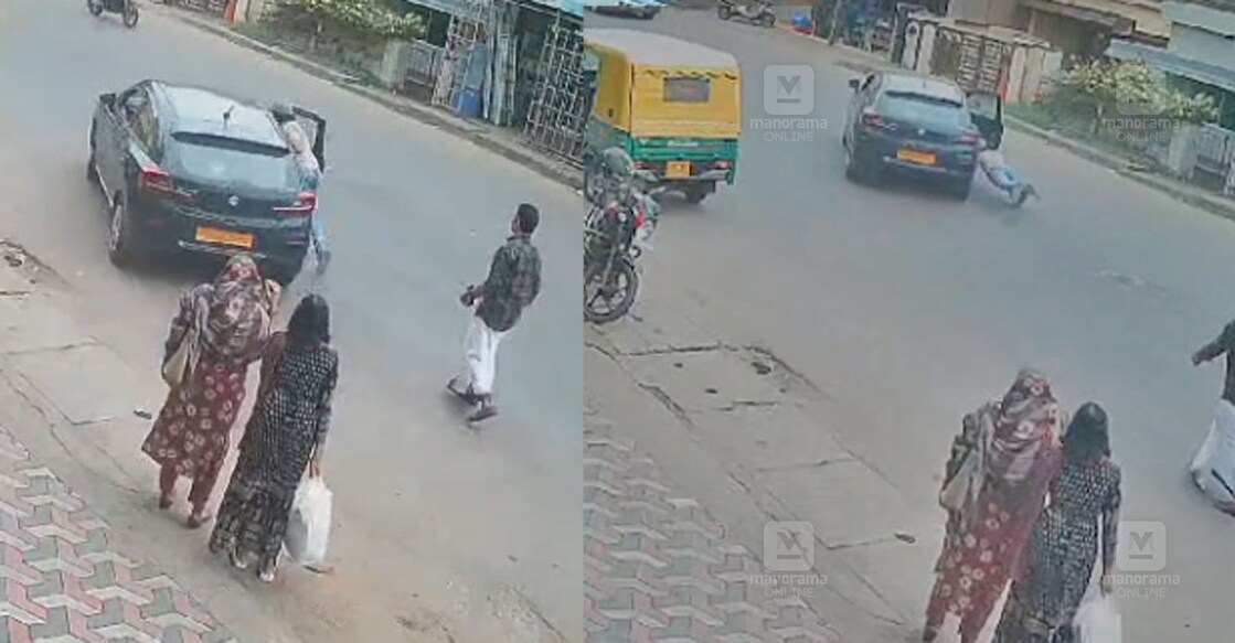 car-children-start-ottapalam കുട്ടികൾ സ്റ്റാർട്ടാക്കിയ കാർ നിർത്താൻ ശ്രമിക്കുന്നതിനിടെ റോഡിലേക്ക് തെറിച്ച വീഴുന്നയാൾ (Photo: Videograb)
