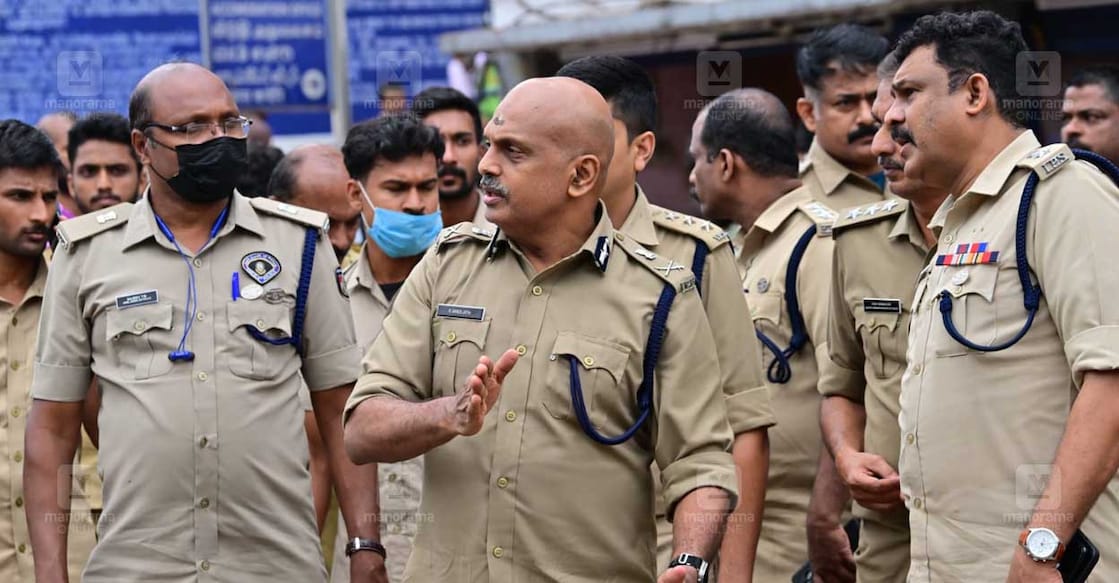 ശബരിമലയിൽ ഒരുക്കങ്ങൾ വിലയിരുത്തുന്ന എ‍ഡിജിപി എസ്.ശ്രീജിത്തും പൊലീസ് സംഘവും. ചിത്രം: ഷിബു ഭുവനേന്ദ്രൻ/മനോരമ