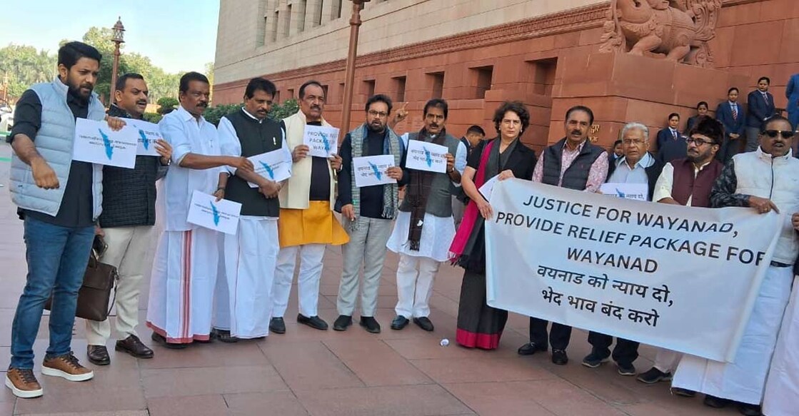 കേരളത്തിൽനിന്നുള്ള എംപിമാർ പാർലമെന്റിന് മുന്നിൽ പ്രതിഷേധിച്ചു