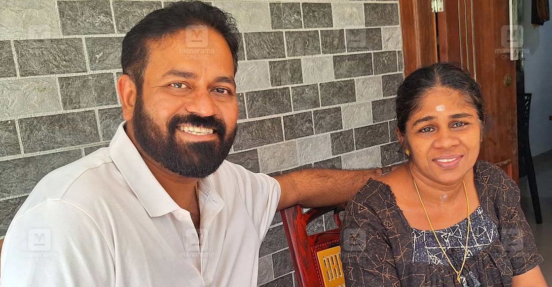 Rajeev-Manapparambil-ponnani-theft വീട്ടിൽ ജോലിക്കു വന്നിരുന്ന പുഷ്പ ലതയ്ക്കൊപ്പം രാജീവ്