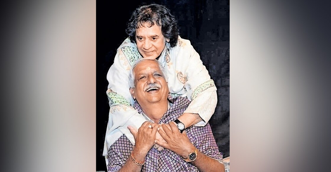 കഴിഞ്ഞവർഷം ഡിസംബർ 13നു മുംബൈയിൽ നടന്ന കേളി ഉത്സവത്തിനിടെ, എഴുപതാം പിറന്നാൾ ആഘോഷിച്ച പെരുവനം കുട്ടൻ മാരാരെ ഷാളണിയിച്ചു സന്തോഷം പങ്കിട്ടപ്പോൾ. (ഫയൽ ചിത്രം).