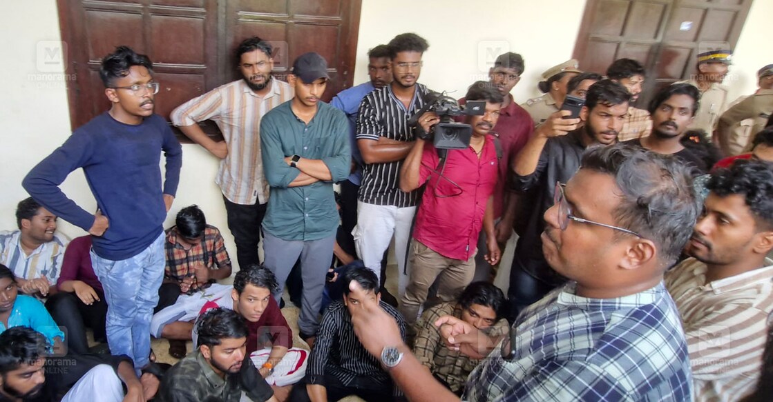കേരള സർവകലാശാലയിൽ ഗവർണർക്കെതിരെ എസ്എഫ്ഐ പ്രവർത്തകർ നടത്തിയ പ്രതിഷേധം. ചിത്രം. മനോജ് ചേമഞ്ചേരി∙മനോരമ