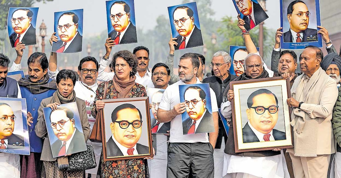 ​വാക്കിനെച്ചൊല്ലി ‌ലോക്സഭാ പ്രതിപക്ഷ നേതാവ് രാഹുൽ ഗാന്ധി, രാജ്യസഭാ പ്രതിപക്ഷ നേതാവ് മല്ലികാർജുൻ ഖർഗെ എന്നിവരുടെ നേതൃത്വത്തിൽ പാർലമെന്റിനു മുന്നിൽ ഡോ.ബി.ആർ.അംബേദ്കറിന്റെ ചിത്രവുമായി പ്രതിപക്ഷാംഗങ്ങൾ പ്രതിഷേധിക്കുന്നു. എംപിമാരായ കൊടിക്കുന്നിൽ സുരേഷ്, കെ.സി.വേണുഗോപാൽ, കുമാരി സെൽജ, പ്രിയങ്ക ഗാന്ധി, ടി.ആർ.ബാലു തുടങ്ങിയവർ മുൻനിരയിൽ. ചിത്രം:പിടിഐ