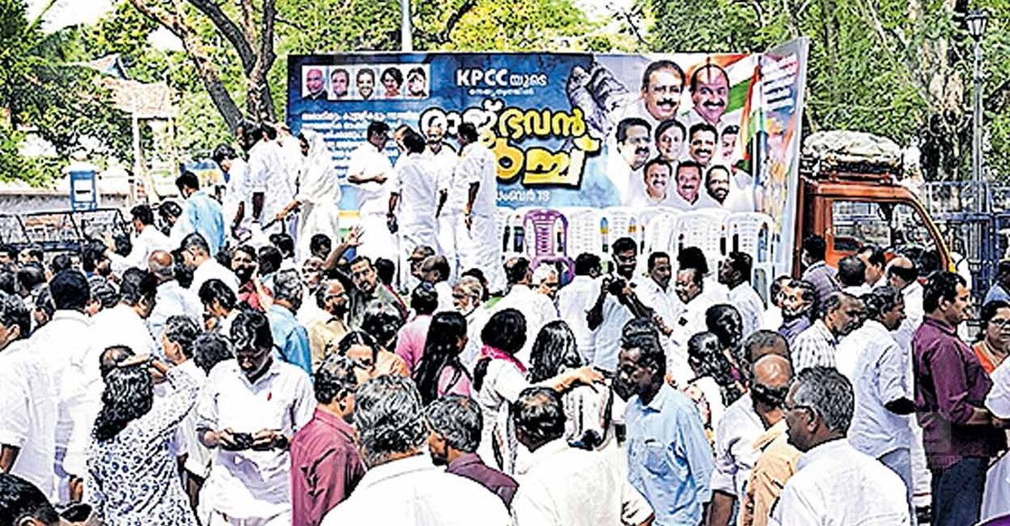 raj-bhavan-kpcc-protest-tvm റോഡ് കയ്യേറിയും ഗതാഗത തടസ്സമുണ്ടാക്കിയും കെപിസിസി നടത്തിയ രാജ്ഭവൻ മാർച്ച്. ചിത്രം: മനോരമ