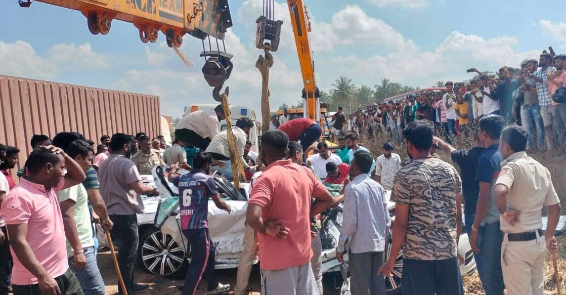  ബെംഗളുരു–തുമക്കുരു ദേശീയപാതയിൽ കാറിനു മുകളിലേക്ക് ലോറി മറിഞ്ഞുണ്ടായ അപകടം