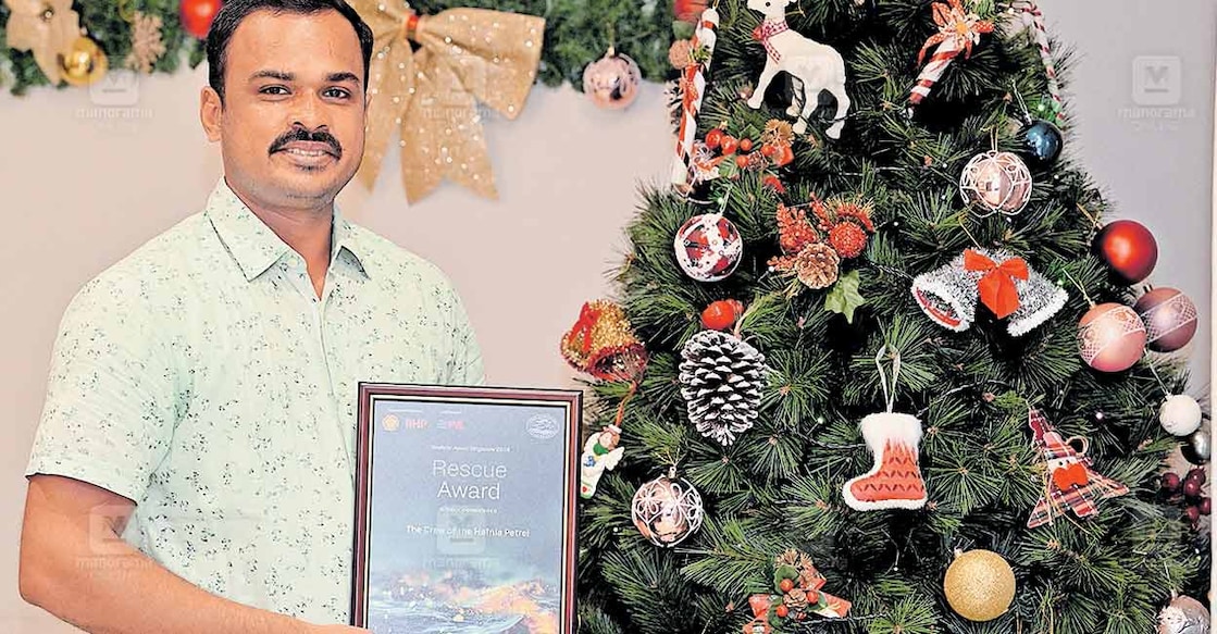 joseph രക്ഷാദൗത്യത്തിന് ലഭിച്ച പുരസ്കാരവുമായി ജോസഫ് കെ.തോമസ്. ചിത്രം: ജിബിൻ ചെമ്പോല / മനോരമ