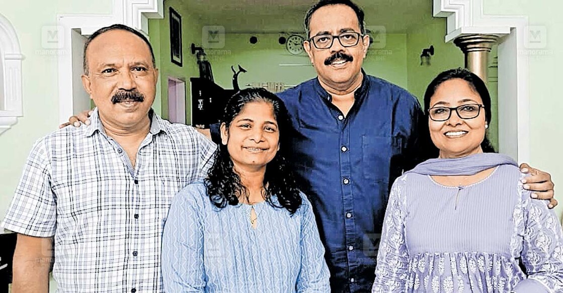 ലില്ലിയും ഭർത്താവ് സന്തോഷും (ഇടത്ത്) മനോജ് സണ്ണിക്കും ഭാര്യ ബീനയ്ക്കുമൊപ്പം