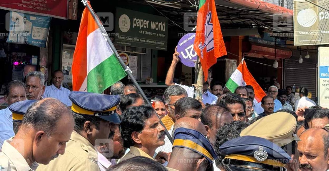  തൃപ്പൂണിത്തുറ നഗരസഭയിൽ എൽഡിഎഫ് ഭരണസമിതിക്കെതിരെയുള്ള അവിശ്വാസ പ്രമേയത്തെ ചൊല്ലി കോൺഗ്രസ്–ബിജെപി തർക്കവും കയ്യാങ്കളിയും