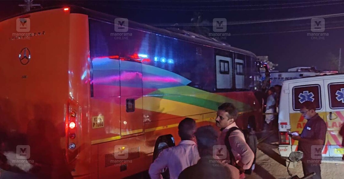 caravan-death-2412
വടകരയിൽ രണ്ടു പേരുടെ മൃതദേഹങ്ങൾ കണ്ടെത്തിയ കാരവൻ. ചിത്രം: Special Arrangement