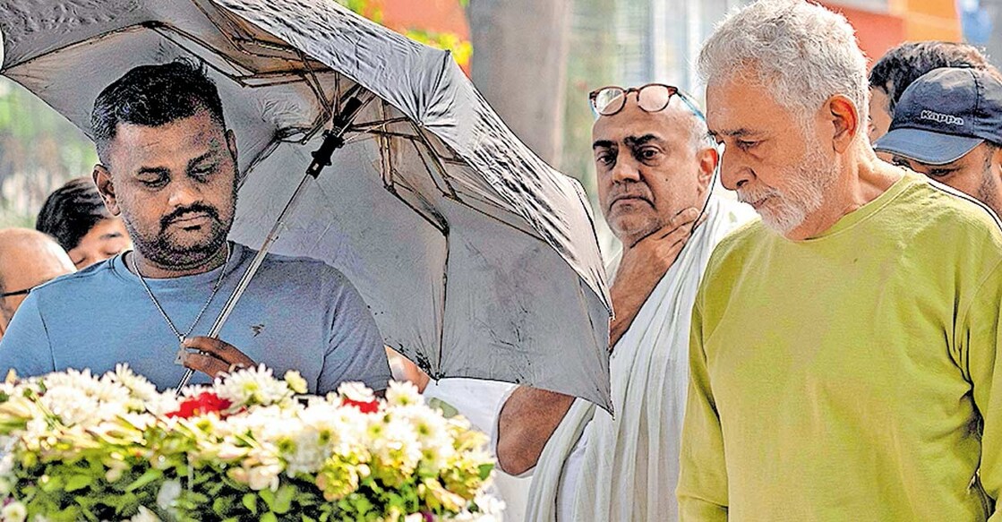 ഓർമത്തണലിൽ: മുംബൈയിൽ അന്തരിച്ച പ്രശസ്ത ചലച്ചിത്രകാരൻ ശ്യാം ബെനഗലിന് അന്ത്യാഞ്ജലി അർപ്പിക്കുന്ന നടൻ നസിറുദ്ദീൻ ഷാ. 