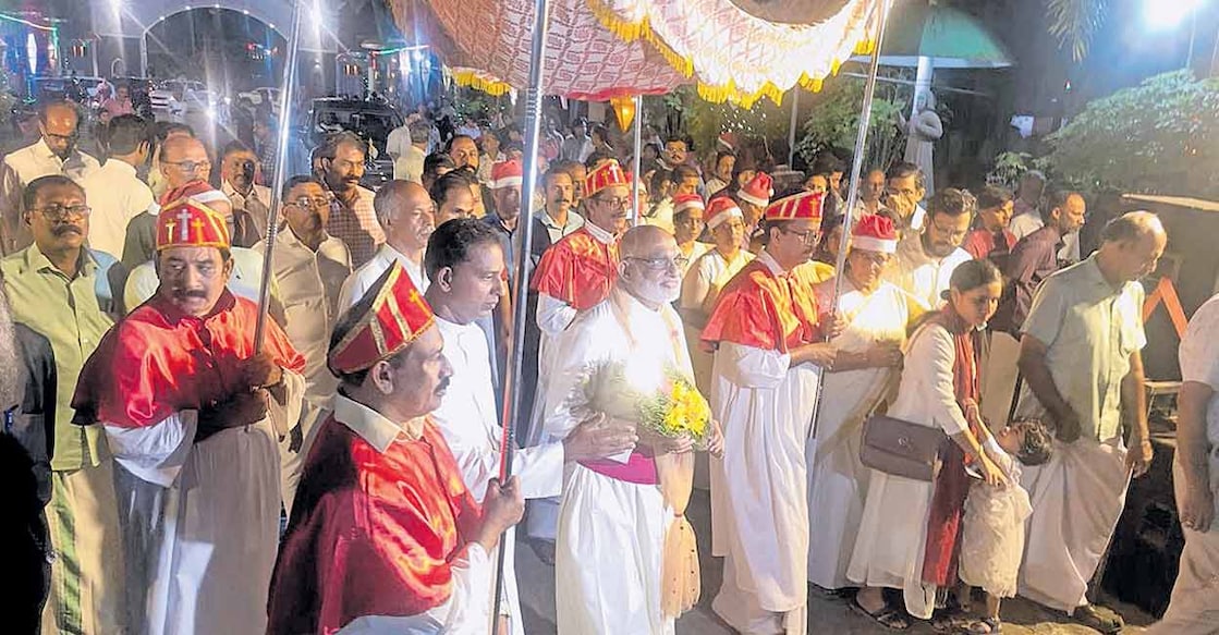 സീറോ മലബാർ സഭാധ്യക്ഷൻ മാർ റാഫേൽ തട്ടിലിനെ പാലയൂർ പള്ളിയങ്കണത്തിൽ സ്വീകരിച്ചപ്പോൾ. ഇതിനു തൊട്ടുമുൻപാണ് പൊലീസ് കാരൾ ഗാനാലാപനം തടഞ്ഞത്.