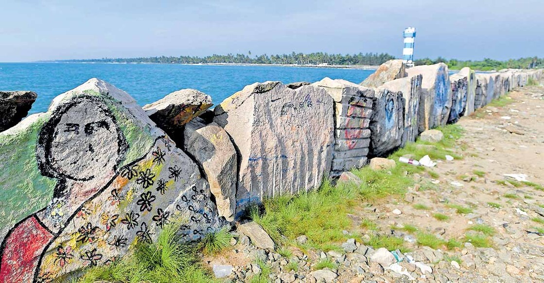 20 വർഷം മുൻപ് സൂനാമി ദുരന്തത്തിൽ മരിച്ചവരുടെ ചിത്രങ്ങൾ ആലപ്പുഴ വലിയഴീക്കൽ തീരത്തെ പുലിമുട്ടിന്റെ ഒരുവശത്തെ കരിങ്കല്ലുകളിൽ വരച്ചിട്ട നിലയിൽ. ഓരോ കല്ലിലും ഓരോ മുഖങ്ങളാണു വരച്ചത്. വർഷങ്ങൾക്കു മുൻപ് വരച്ച ചിത്രങ്ങളിൽ പലതും കാലപ്പഴക്കത്താൽ മാഞ്ഞു. വലിയഴീക്കൽ ഉൾപ്പെടെ ജില്ലയിൽ 36 പേരാണു മരിച്ചത്. 
ചിത്രം:വിഘ്നേഷ് കൃഷ്ണമൂർത്തി/മനോരമ