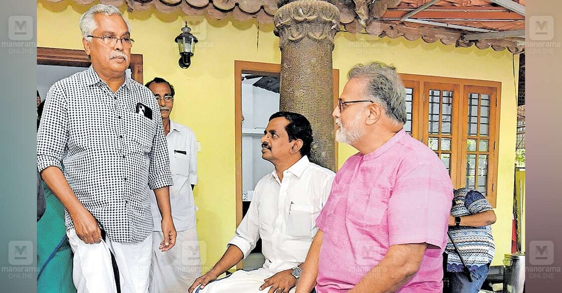 tushar-gandhi-vaikom കാലം മാറ്റിയ മനസ്സ്.....വൈക്കത്ത് സി.കെ.വിശ്വനാഥൻ സ്മാരക അവാർഡ് ഏറ്റുവാങ്ങാനെത്തിയ. മഹാത്മാഗാന്ധിയുടെ പ്രപൗത്രൻ തുഷാർ ഗാന്ധി വൈക്കം ഇണ്ടംതുരുത്തി മനയിലെ പൂമുഖത്ത്. സിപിഐ സംസ്ഥാന സെക്രട്ടറി ബിനോയ് വിശ്വം, ജില്ലാ സെക്രട്ടറി വി.ബി.ബിനു എന്നിവർ സമീപം. ചിത്രം: മനോരമ