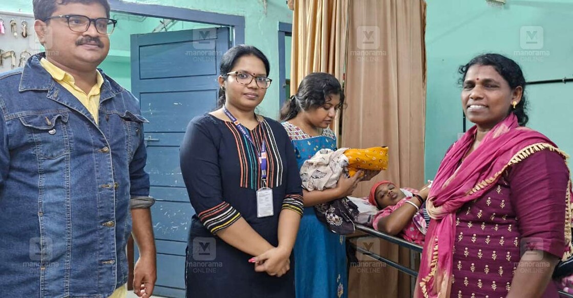 ഫോട്ടോ : നെൻമാറ ആശുപത്രിയിൽ എത്തിയ പോബ്സ് എസ്റ്റേറ്റ് ഫാർമസിസ്റ്റ് മിഥ്‌ലാജ്, നവജാത ശിശുവുമായി ജൂനിയർ പബ്ലിക് ഹെൽത്ത്‌ നഴ്സ് സുദിന സുരേന്ദ്രൻ, നഴ്സിങ് അസിസ്റ്റന്റ് ജാനകി, സാംബാ സർദാർ എന്നിവർ നെല്ലിയാമ്പതി ആരോഗ്യ കേന്ദ്രം മെഡിക്കൽ ഓഫിസർ ഡോ.ലക്ഷ്മിയുമൊത്ത്.