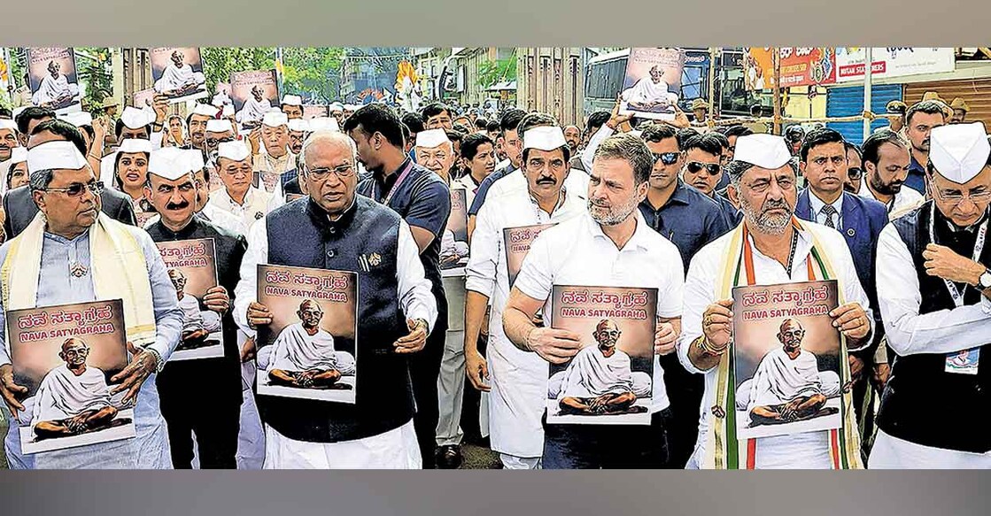 100 വർഷം മുൻപ് മഹാത്മാ ഗാന്ധി അധ്യക്ഷത വഹിച്ച  എഐസിസി സമ്മേളനത്തിന്റെ ഓർമപുതുക്കി കോൺഗ്രസ് ബെളഗാവിയിൽ നടത്തിയ നവസത്യഗ്രഹ സമ്മേളന വേദിയിലേക്ക് കോൺഗ്രസ് അധ്യക്ഷൻ മല്ലികാർജുൻ ഖർഗെ, ലോക്‌സഭാ പ്രതിപക്ഷ നേതാവ് രാഹുൽ ഗാന്ധി എന്നിവരുടെ നേതൃത്വത്തിൽ നടന്ന റാലി. കർണാടക മുഖ്യമന്ത്രി സിദ്ധരാമയ്യ, ഹിമാചൽപ്രദേശ് മുഖ്യമന്ത്രി സുഖ്‌വിന്ദർ സിങ് സുഖു, എഐസിസി ജനറൽ സെക്രട്ടറി കെ.സി.വേണുഗോപാൽ, കർണാടക ഉപമുഖ്യമന്ത്രി ഡി.കെ.ശിവകുമാർ, രൺദീപ് സുർജേവാല തുടങ്ങിയവർ സമീപം.  ചിത്രം: പിടിഐ