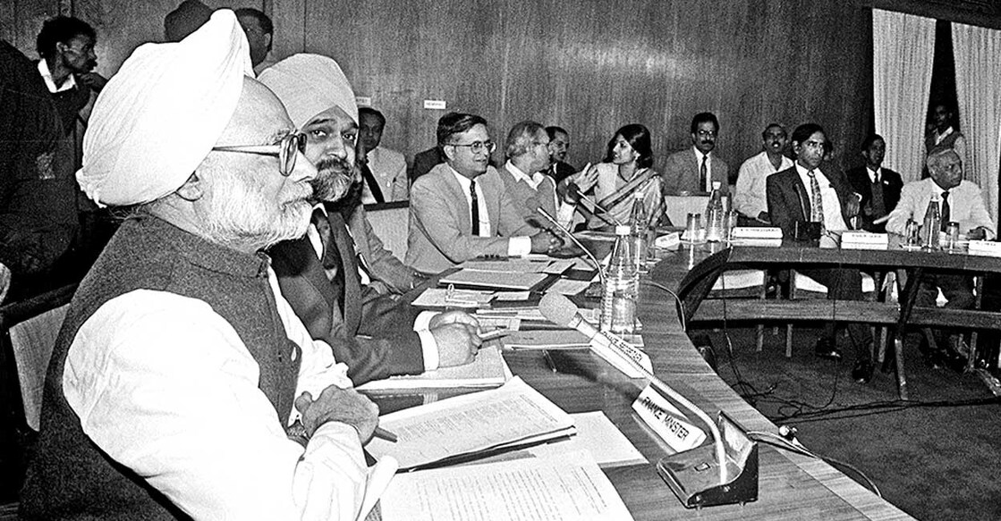 Manmohan-Singh-was-the-finance-minister മൻമോഹൻ സിങ് ധനമന്ത്രിയായിരുന്ന സമയത്ത് വ്യവസായ പ്രമുഖരുമായുള്ള ചർച്ചയ്ക്കിടെ.