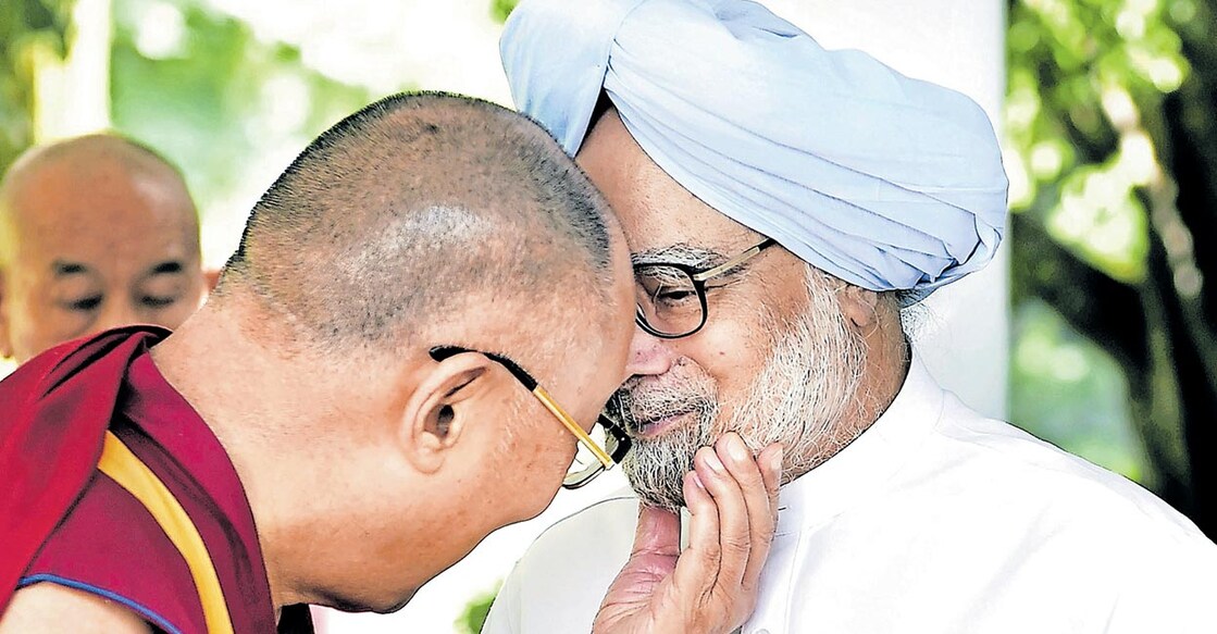 dalai-lama-manmohan-singh ടിബറ്റൻ ആത്മീയ നേതാവ് ദലൈലാമയ്ക്കൊപ്പം ഡോ.മൻമോഹൻ സിങ്.