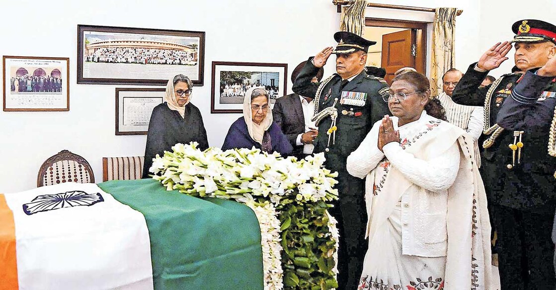 മുൻ പ്രധാനമന്ത്രി മൻമോഹൻ സിങ്ങിന് അന്ത്യോപചാരം അർപ്പിക്കുന്ന രാഷ്ട്രപതി ദ്രൗപതി മുർമു.