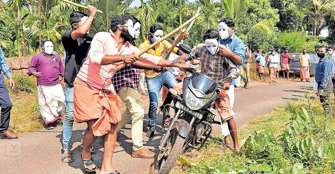 പെരിയ ഇരട്ടക്കൊലക്കേസ് അന്വേഷണത്തിനായി കല്യോട്ട് എത്തിയ സിബിഐ സംഘം  ശരത്‌ലാലിന്റെയും കൃപേഷിന്റെയും കൊലപാതകം പുനരാവിഷ്കരിച്ചപ്പോൾ. കല്യോട്ട്–തന്നിത്തോട് റോഡിൽ കൊലപാതകം നടന്ന സ്ഥലത്തായിരുന്നു പരിശോധന. ബൈക്കിലെത്തിയ ഇരുവരെയും വടിവാളേന്തിയ എട്ടംഗ അക്രമിസംഘം തടഞ്ഞുനിർത്തി ആക്രമിക്കുന്നതാണ് പുനരാവിഷ്കരിച്ചത്. (മനോരമ ആർക്കൈവ്സ്)